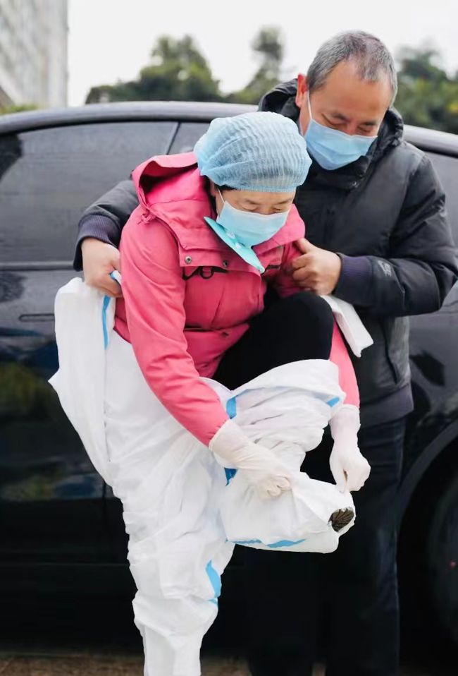 长春市朝阳区社区医院：虽小却充满温情，老医生张大爷如家人般对待患者